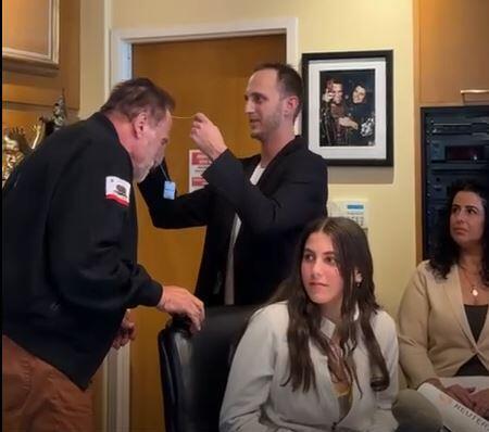 Schwarzenegger receives gift from representative of hostage families (Photo: Oshri Cohen/Israeli Consulate in Los Angeles) ארנולד שוורצנגר