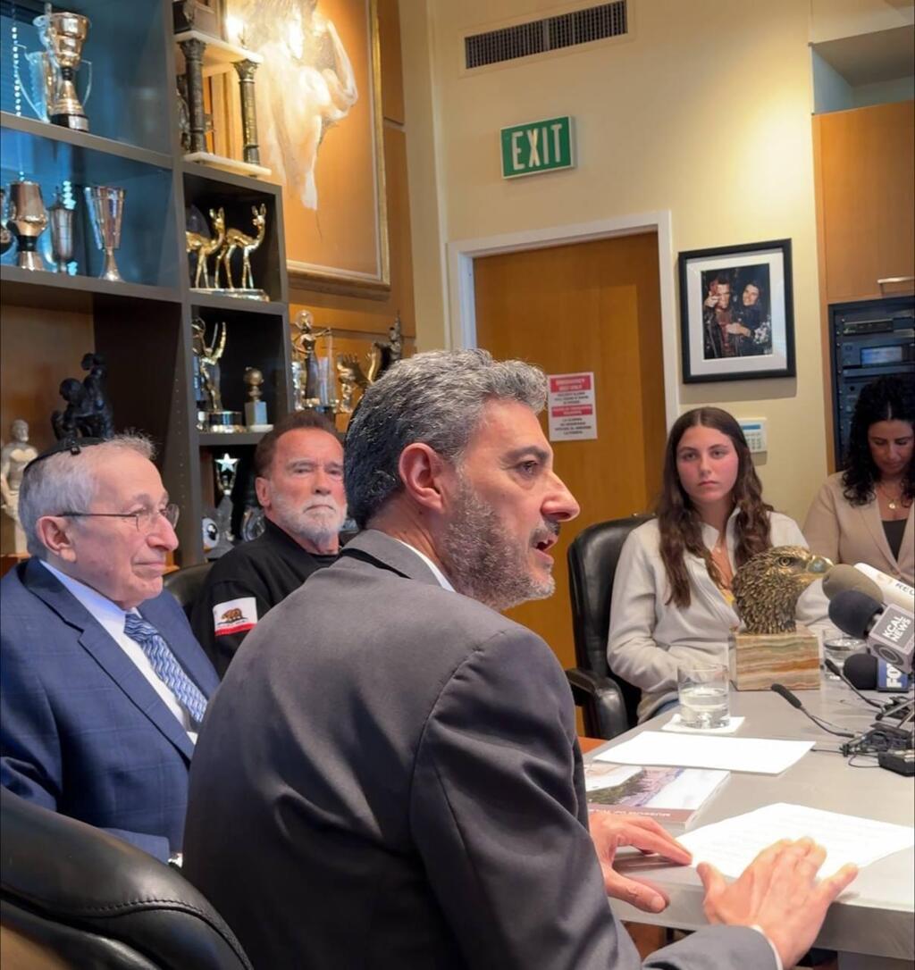Arnold Schwarzenegger meets with families of Israeli hostages held in Gaza (Photo: Oshri Cohen/Israeli Consulate in Los Angeles) ארנולד שוורצנגר