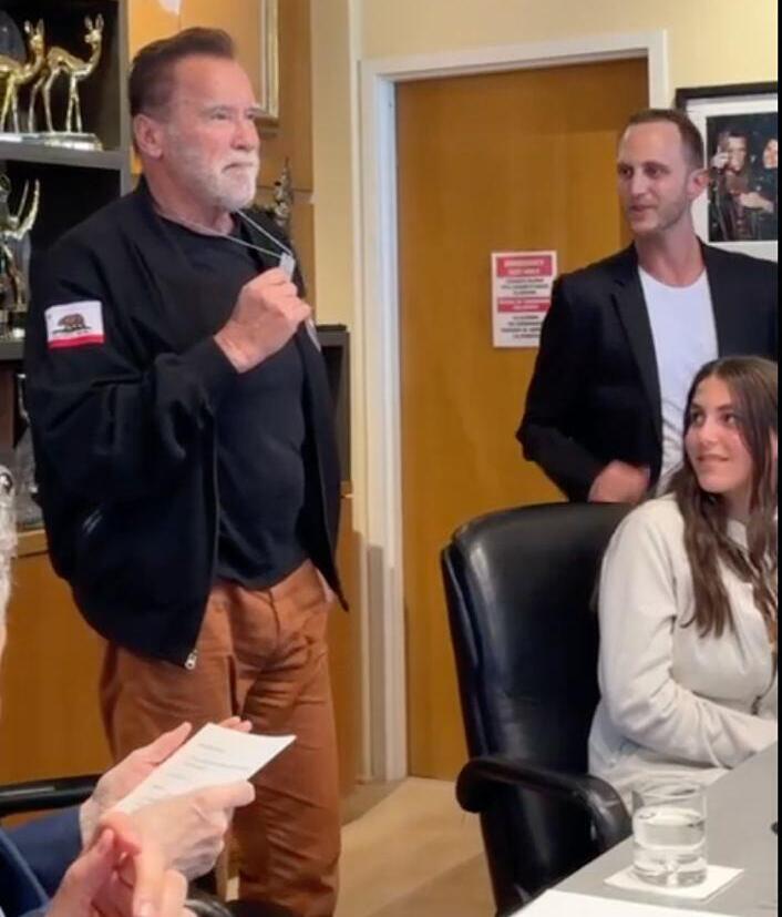 Schwarzenegger poses for the camera with dog tag he was gifted by families of Israeli hostages held in Gaza (Photo: Oshri Cohen/Israeli Consulate in Los Angeles) ארנולד שוורצנגר