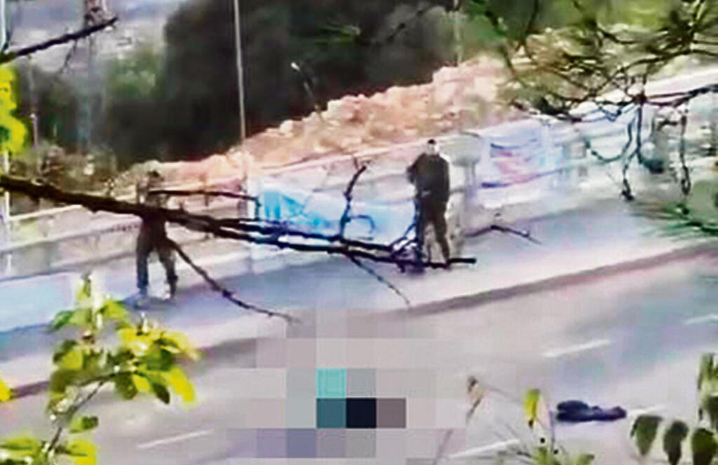 החיילים יורים ביובל בזירת הפיגוע yk13699899