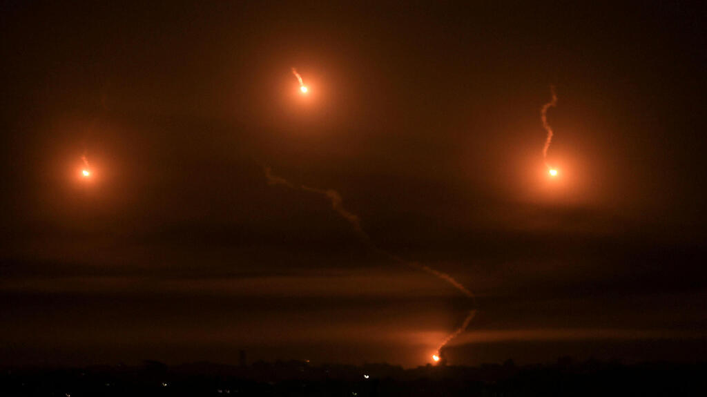 פצצות תאורה מעל חאן יונס