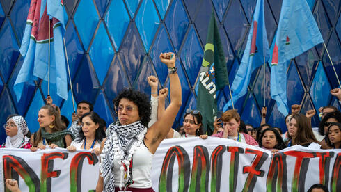 מפגינים פרו-פלסטינים בוועידת האקלים