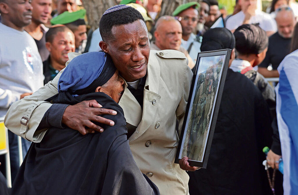 סבתו ודודו של סמ"ר אסצ'אלו סמה ז"ל בהלוויתו, אתמול | צילום: יריב כץ yk13702005