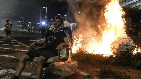 מפגין במחאה למען הדמוקרטיה