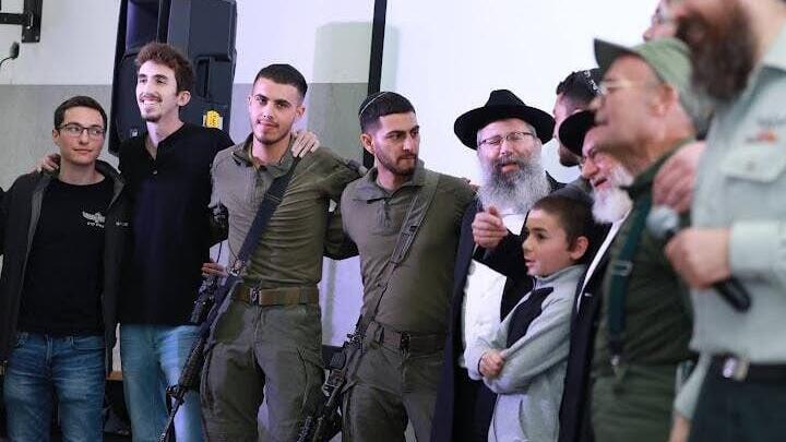 הרב נתנאל לייב עם חבריו של בנו המנוח הרב נתנאל לב אביו של בנימין לב שר עם חבריו של בנו