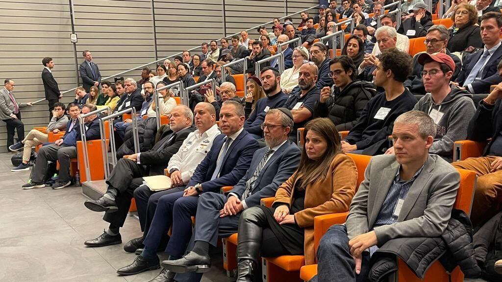 הקרנת הסרטון באוניברסיטת הרווארד (צילום: משלחת ישראל באו"ם) גלעד ארדן במשלחת ישראל באו"ם בהקרנת סרט הזוועות של דובר צה"ל באוניברסיטת הרווארד