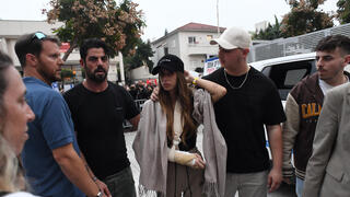 תושבי ותושבות שוהם מקבלים את פניה של מייה שם שחוזרת הביתה