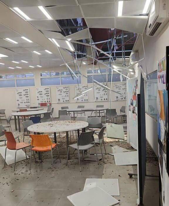 Rocket shrapnel damages city school classroom in Tel Aviv נפילת רקטה בכיתה בתל אביב