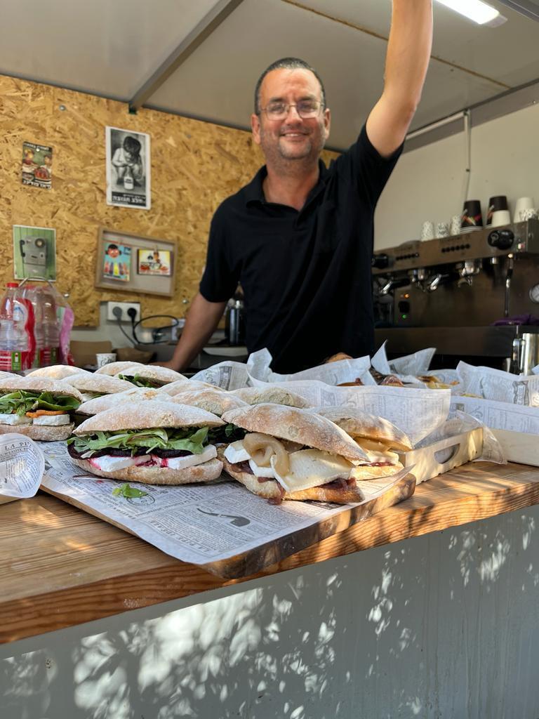 "ראיתי את הרעל בעיניים של החיילים". ספקטור (צילום: פרטי) ספקטור בתוך עגלת הקפה