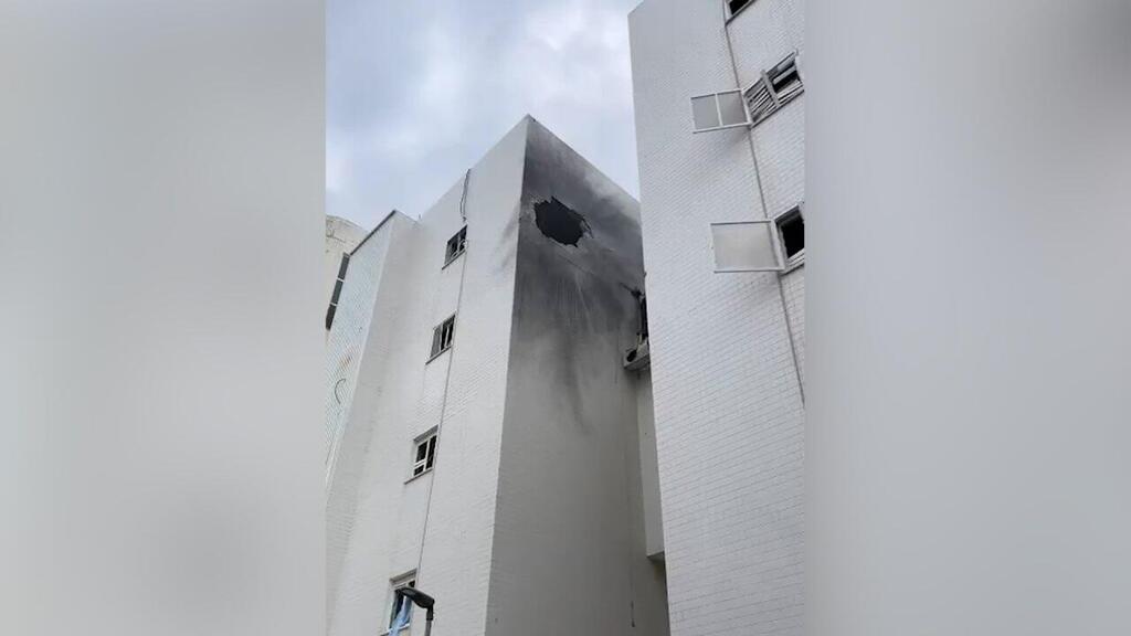 Rocket fired from Gaza hits building in Ashkelon רקטה בפגיעה ישירה בבניין מגורים באשקלון
