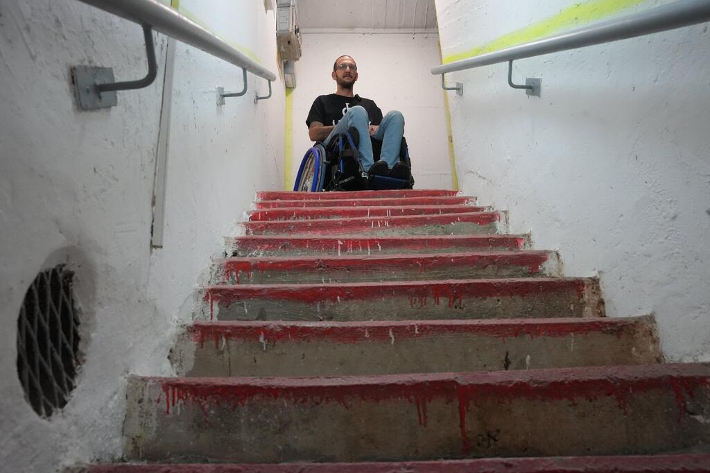 "המקלט לא נגיש: גם מעבר לכביש, וגם עם מדרגות". חן בן יהודה, אתמול (צילום: אפי שריר) חן נכה ממושב נתיב השיירה