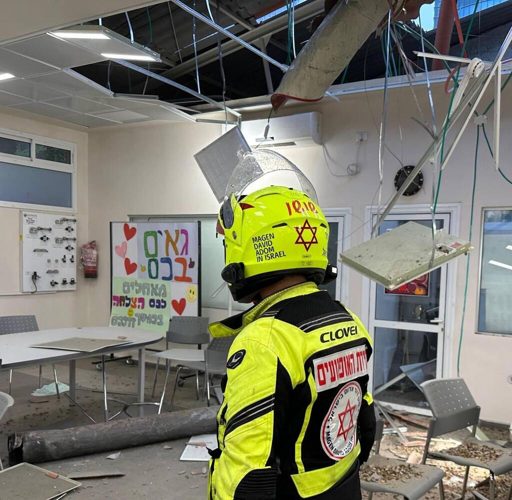 Large piece of rocket fired from Gaza lands on Tel Aviv school classroom נפילת רקטה בכיתה בתל אביב