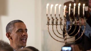 אובמה מדליק את חנוכיית החירות בשנת 2013