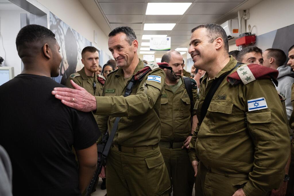 IDF Chief of Staff Lt. Gen. Herzi Halevi meeting recruits (Photo: IDF Spokesperson's Unit) הרמטכ״ל למתגייסי כפיר ונח״ל בתל השומר: ״אתם לובשים מדים ביום שבו המשמעות של להגן המדינה ולהגן על הבית היא הרבה יותר גדולה״