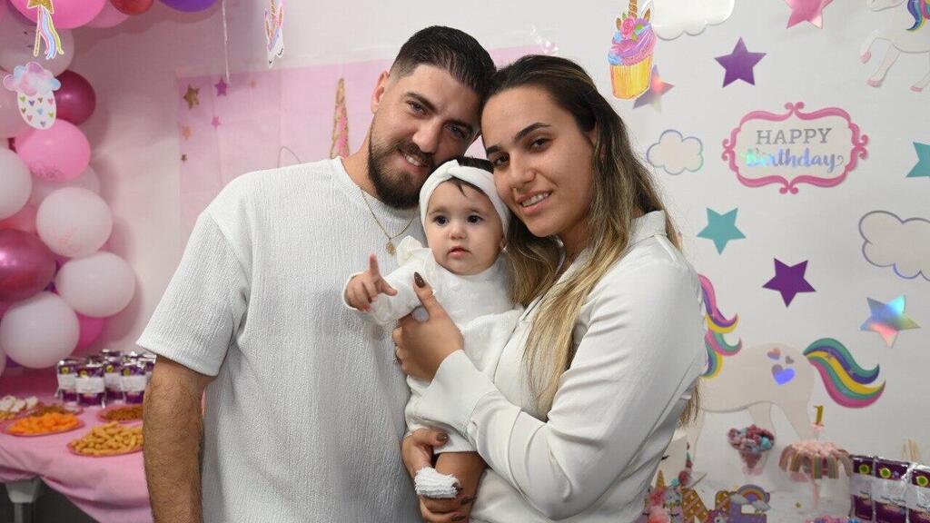 עמית ורועי גור ביום ההולדת של בתם מיאל (צילום: הרצל יוסף) עמית ורועי גור שוטר ולוחמת שלחמו ב-7 לאוקטובר חוגגים שנה לבת שלהם