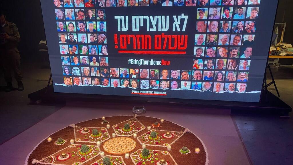 בין התובעים, משפחות שכולות שקרוביהן נרצחו במסיבת הנובה. מיצג הנצחה של הנובה (צילום: אדם קוטב) פריטי פסטיבל נובה נחשפים במיצג