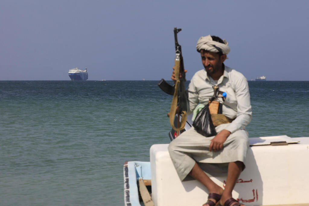 Houthi rebel on board seized vessel in Yemen (Photo: EPA/YAHYA ARHAB) הח'ותים על הספינה "גלקסי לידר" ליד חופי תימן