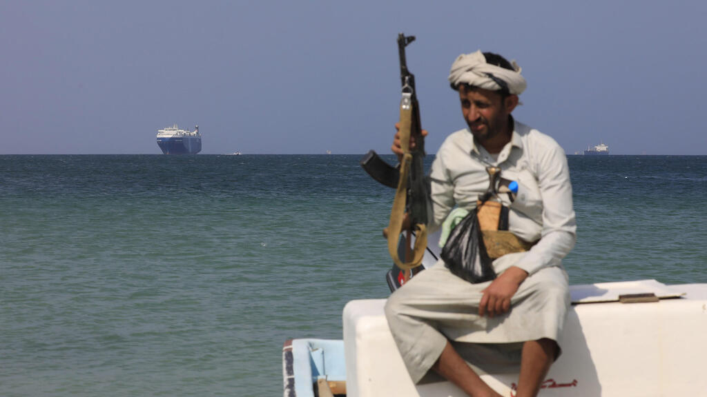A Houthi fighter (Photo: Yahya Arhab / EPA) הח'ותים על הספינה "גלקסי לידר" ליד חופי תימן