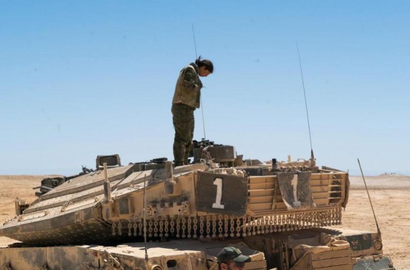 "אין ספק שהמלחמה נתנה לנו ביטחון רב בנשים לוחמות, ומאידך מעכבת אותנו מעיסוק בהתאמת התשתיות'' (צילום: דובר צה"ל) מתגייסות לתפקידי לחימה, ארכיון