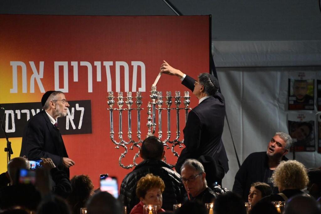 ג'ק לו שגריר ארה"ב בישראל   - מדליקים נר ראשון בחנוכיית החטופים