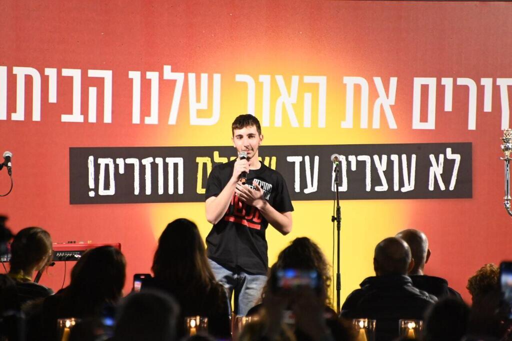 עמית שני - מדליקים נר ראשון בחנוכיית החטופים