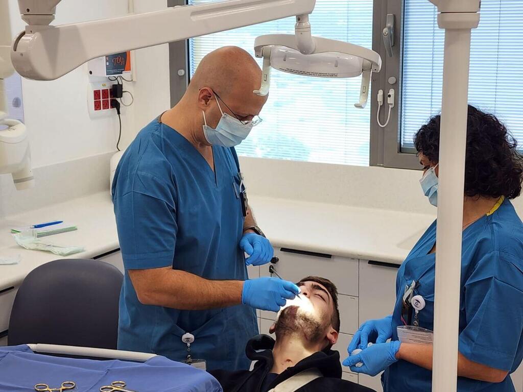 ד"ר אמיר לביב במהלך הטיפול בעידן בצלאלי (צילום: אסותא אשדוד) ד"ר אמיר לביב במהלך הטיפול בעידן בצלאלי