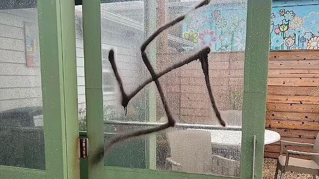 Swastika on a Long Island restaurant (Photo: Naturally Good Food) החשוד בריסוס כתובות גרפיטי אנטישמיות בלונג איילנד