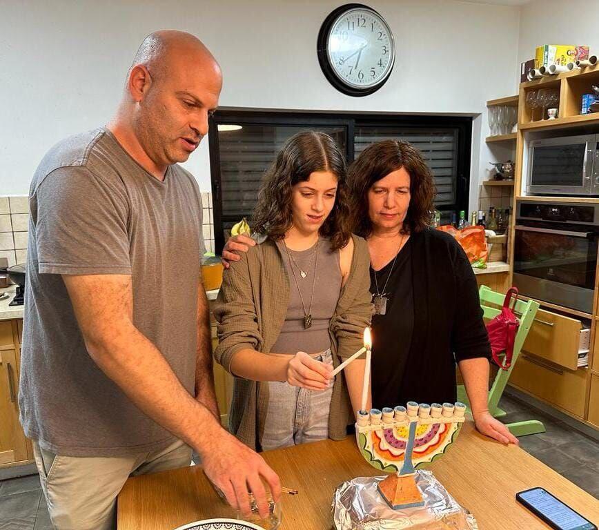 רעיה רותם ובתה הילה השתתפו בהדלקת נר ראשון דרך זום עם קהילת בארי השוהה במלון "דיוויד" בים המלח