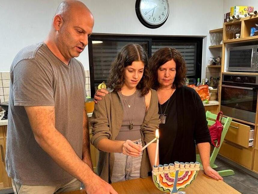 רעיה והילה אחרי ששתיהן שוחררו מהשבי (צילום: רוני ליכט רותם) רעיה רותם ובתה הילה השתתפו בהדלקת נר ראשון דרך זום עם קהילת בארי השוהה במלון "דיוויד" בים המלח