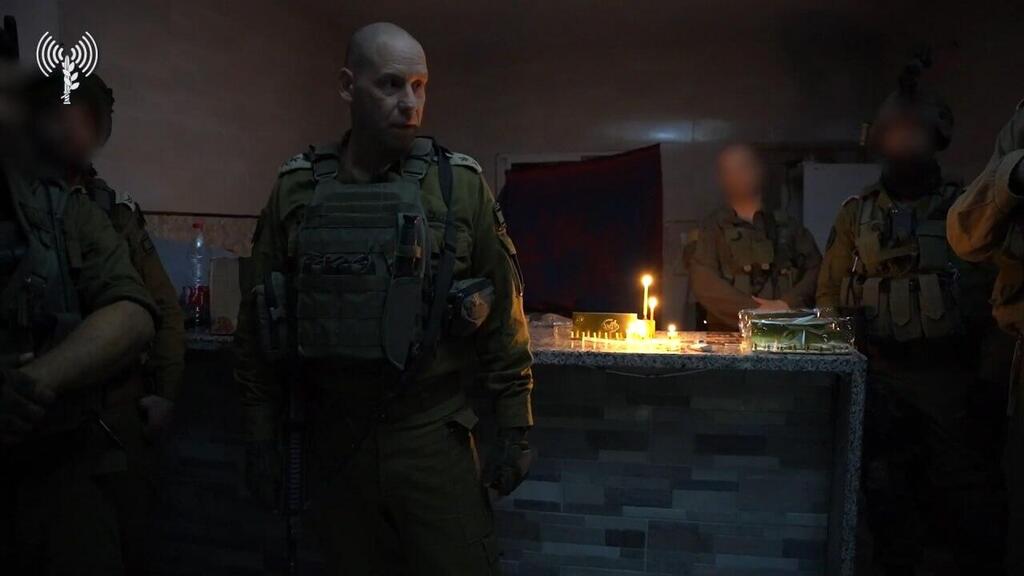 Southern Command chief Brig. Gen. Yaron Finkelman lights Hanukkah candles with troops in Jabaliya, Gaza (Photo: IDF Spokesperson's Unit) מפקד פיקוד הדרום, אלוף ירון פינקלמן, מדליק נר ראשון של חג החנוכה עם לוחמי המילואים של חטיבה 551, שנלחמים כעת בג'באליה