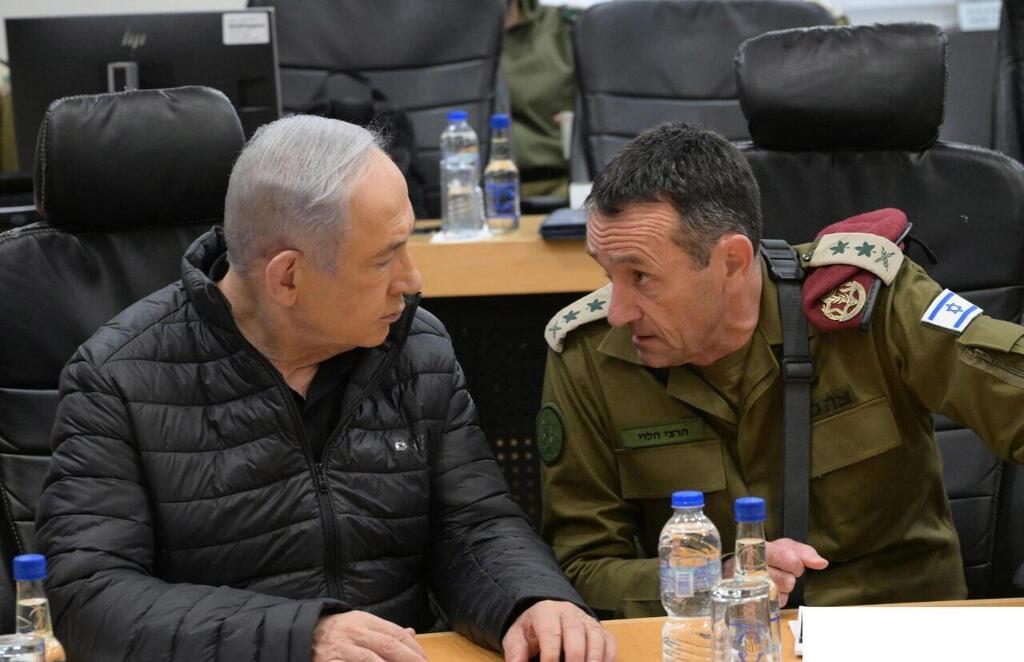 ראש הממשלה והרמטכ"ל (צילום: עמוס בן גרשום, לע"מ) ראש הממשלה בנימין נתניהו, שר הביטחון יואב גלנט והרמטכ"ל רב-אלוף הרצי הלוי בהערכת מצב בצפון
