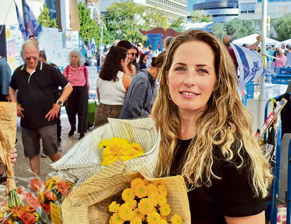 מנהלת המיזם, הילה מייזלס עם הפרחים | צילום: קרן כדר yk13708651