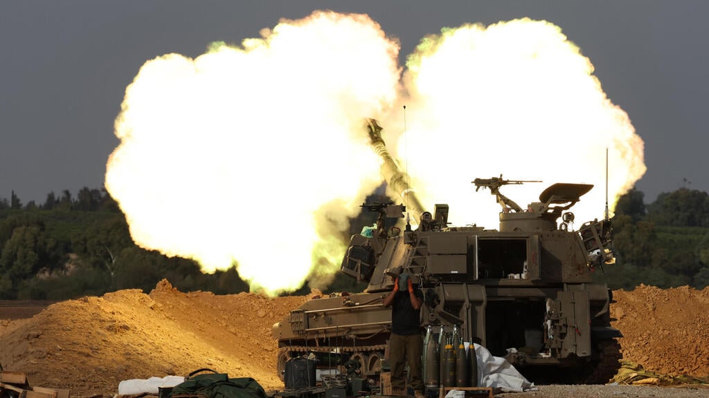תקיפה צה"לית לעבר רצועת עזה (צילום: EPA /ATEF SAFADI) תקיפה צהלית לעבר רצועת עזה