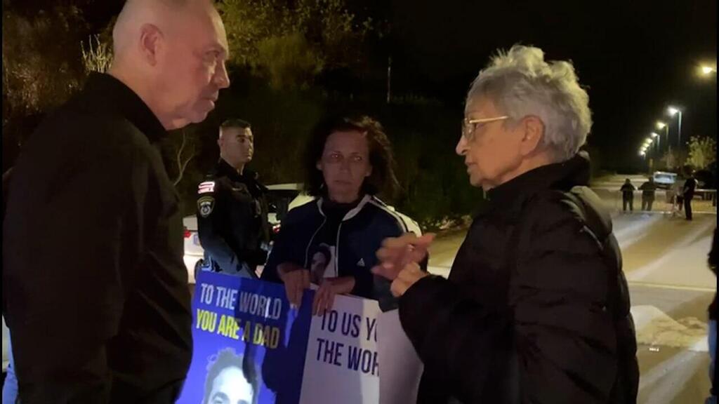 דבורה לשם עם השר גלנט, השבוע. "חמאס יחזיר אותם רק אם יופעל עליו כוח" (צילום: שרון צור, ציפי חיטובסקי) דבורה לשם ויפעת קלדרון מול ביתו של שר הביטחון יואב גלנט בעמיקם