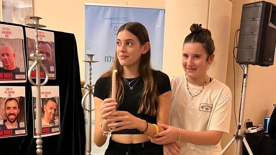 עלמה אור והדר בכר מדליקות נר ראשון של חנוכה