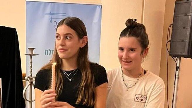 עלמה אור והדר בכר מדליקות נר ראשון של חנוכה
