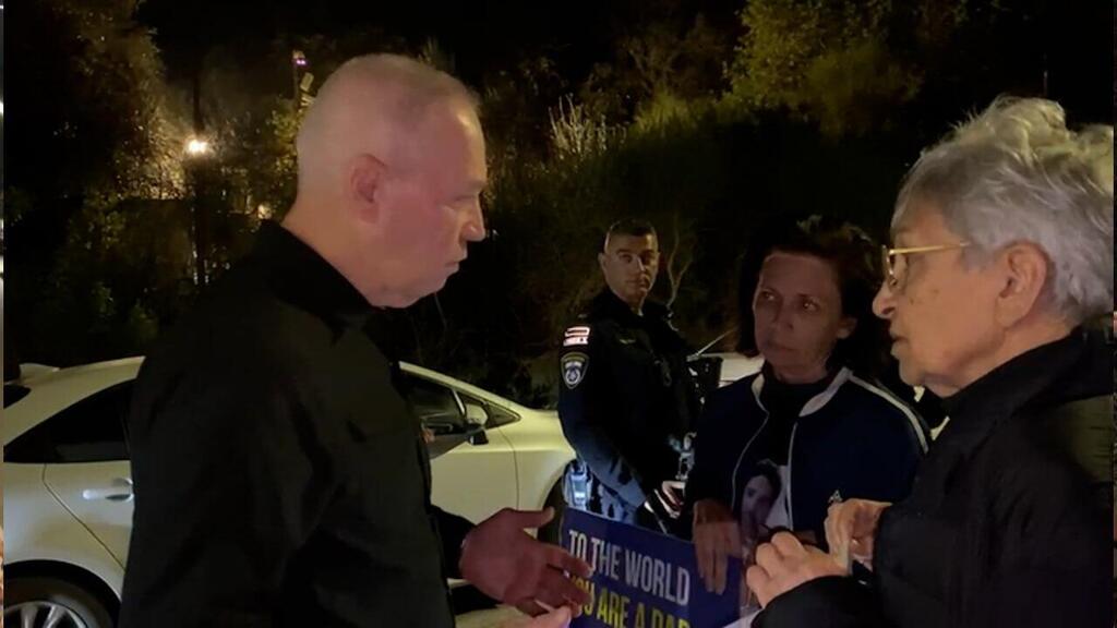דבורה לשם ויפעת קלדרון מול ביתו של שר הביטחון יואב גלנט בעמיקם