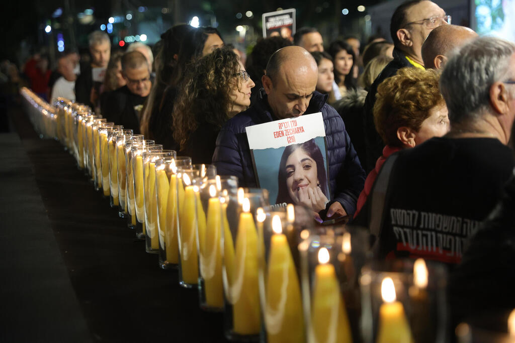מדליקים נר ראשון בחנוכיית החטופים (צילום: EPA /ABIR SULTAN) מדליקים נר ראשון בחנוכיית החטופים
