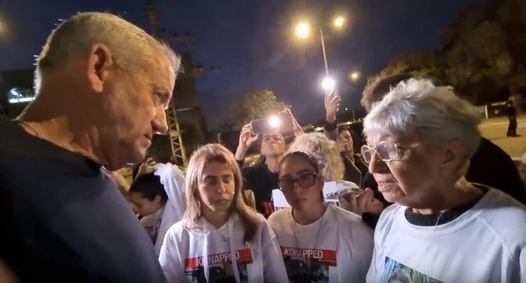 גנץ עם הסבתא דבורה לשם. "עד שתמוטטו אותם, הם לא יחיו" (צילום: יריב כץ ) דבורה לשם ושירי אלבג בפגישה עם בני גנץ במחאה שערכו מתחת לביתו