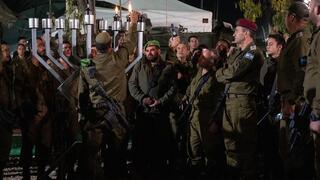 הרמטכ״ל הרצי הלוי בהדלקת נר שלישי של חנוכה עם חיילי ומפקדי חטיבת הנח״ל