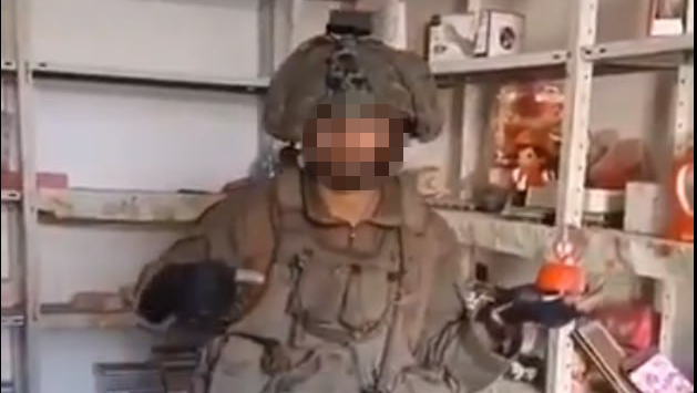 חייל ישראלי בוזז חנות מתנות בעזה