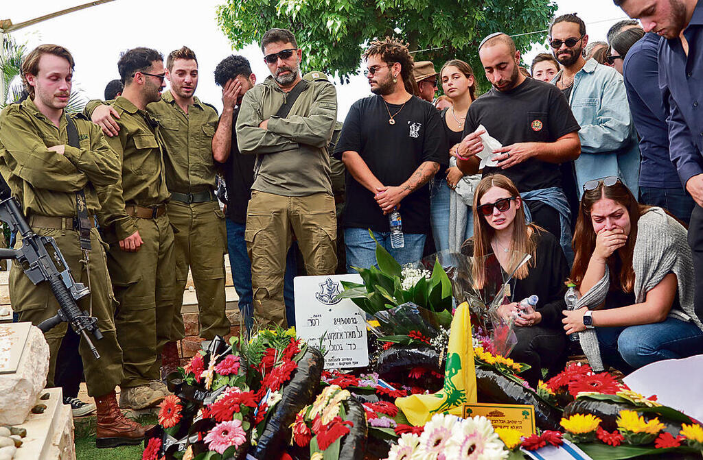 על קברו הטרי של גל מאיר איזנקוט | צילום: דנה קופל yk13709651