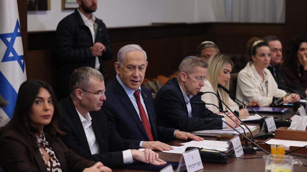 ההוראה הובילה לזעם ולדפיקה על השולחנות בישיבת הממשלה. ארכיון (צילום: יונתן זינדל/פלאש90) ראש הממשלה בנימין נתניהו בישיבת הממשלה בירושלים
