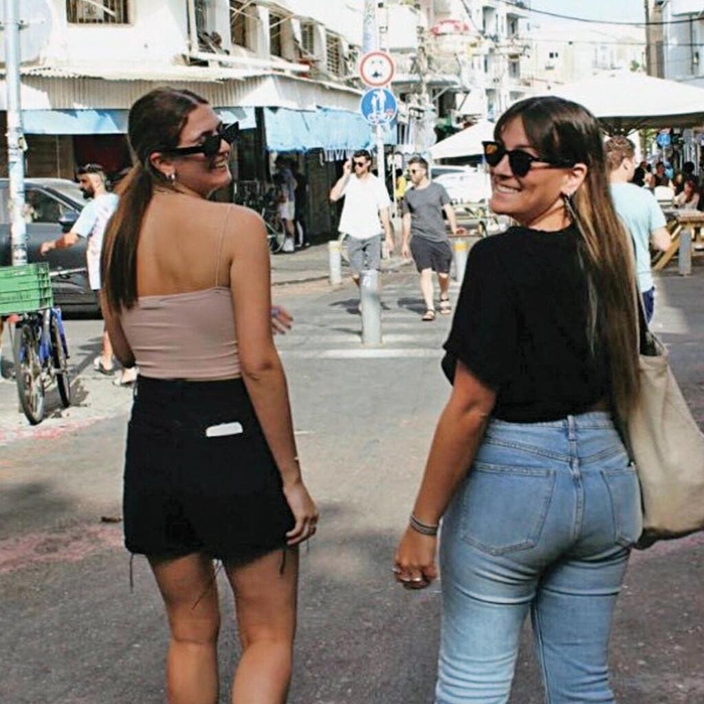 יעל רונסקי (מימין) וברונה ולאנו ז"ל. "הכניסה אנרגיה טובה" (צילום: אלבום פרטי) יעל רונסקי וברונה ולאנו ז"ל