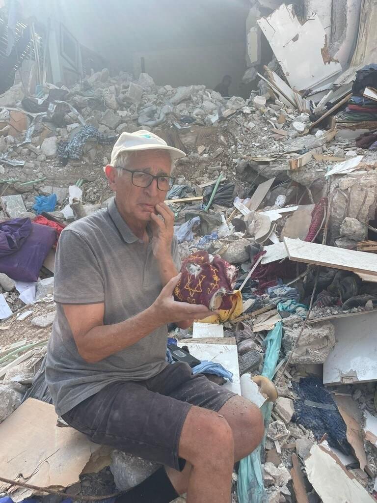 שי חרמש בהריסות ביתו בכפר עזה חנוכייתה של משפחת חרמש מכפר עזה שהרצוג העביר לביידן