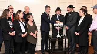 נשיא ארגנטינה הנבחר, חאבייר מיליי, לצד שר החוץ אלי כהן בהדלקת נרות חנוכה