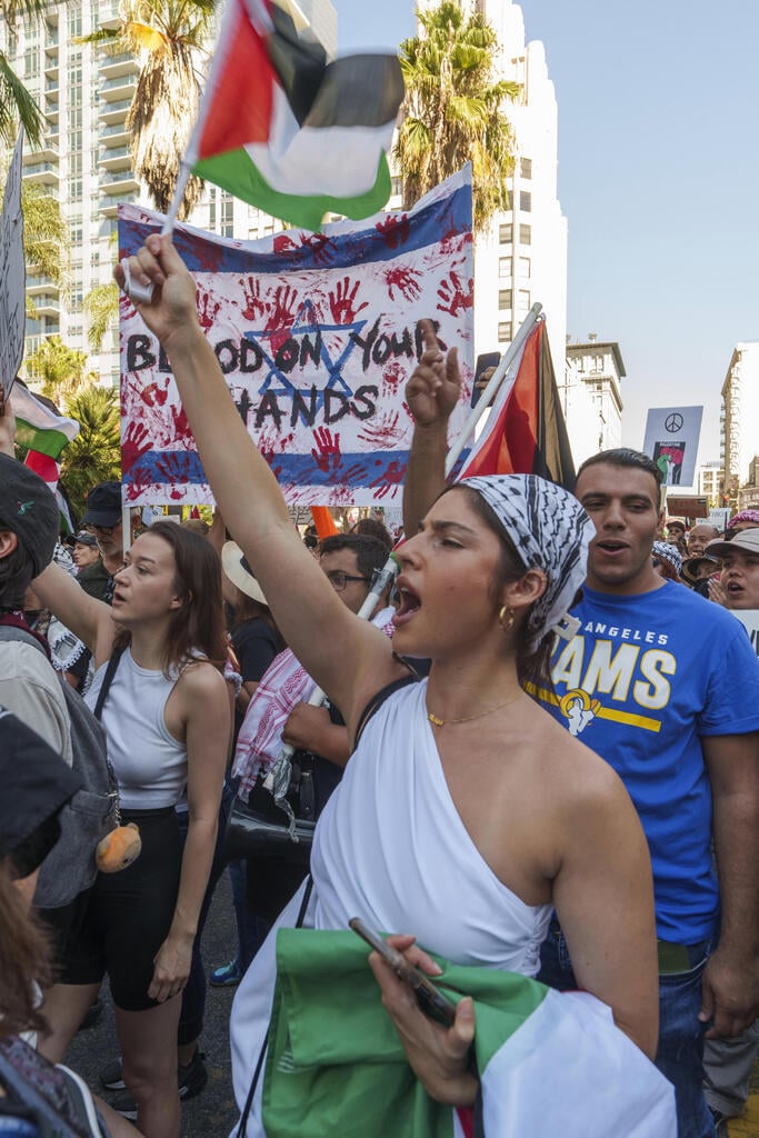 Pro Palestinian demonstrators in Los Angeles (Photo: Caroline Brehman / EPA) הפגנה פרו-פלסטינית בלוס אנג'לס