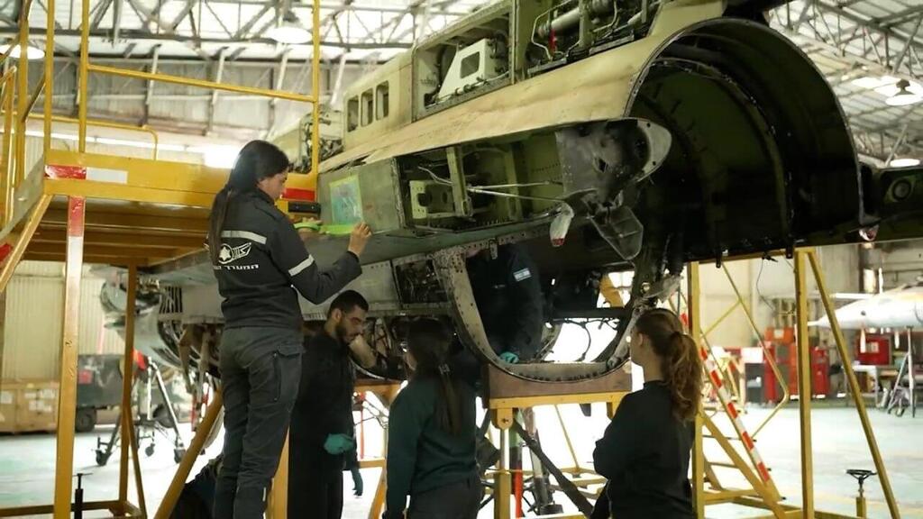 Israeli Air Force garage (Photo: Asaf Magal) המוסך האוויר של צה"ל: "זאת גאווה לראות את הפצצות שלנו בעזה"