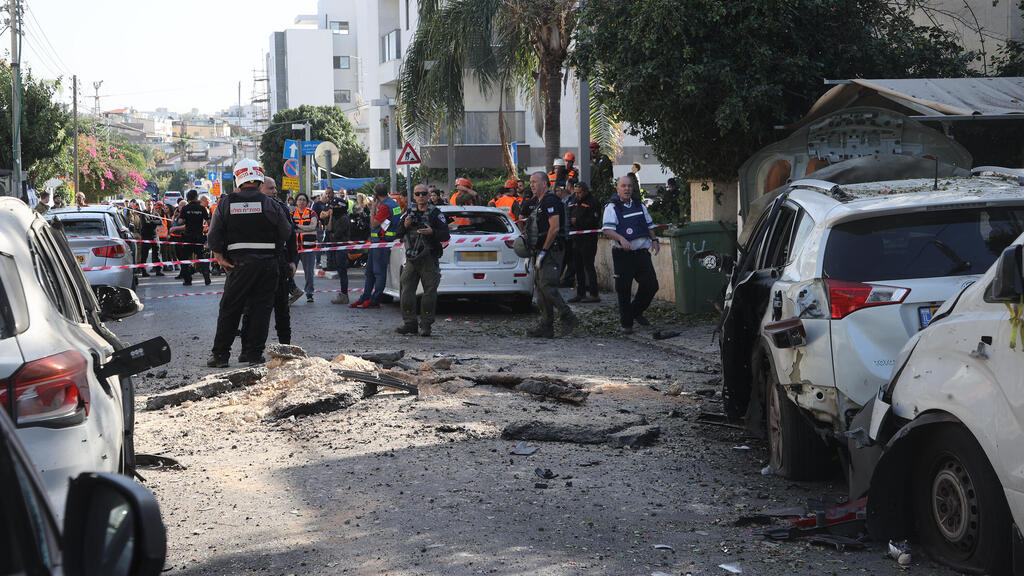 זירת הנפילה בחולון (צילום: יריב כץ) זירת הנפילה בחולון