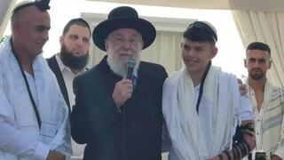 אריאל זוהר לצד הרב ישראל מאיר לאו בבר המצווה